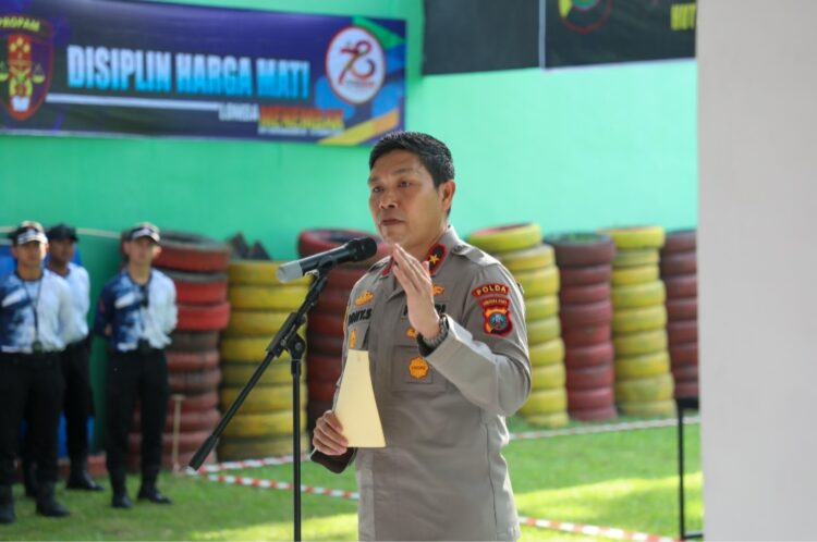 BERI SAMBUTAN: Wakapolda Sumut, Brigjen Pol. Rony Samtana, S.I.K., M.T.C.P. memberkan sambutan saat membuka perlombaan menembak khusus polwan dalam menyemarakkan HUT Bhayangkara ke 78, Jumat (28/6/2024). (Foto Dok/ Polda Sumut)