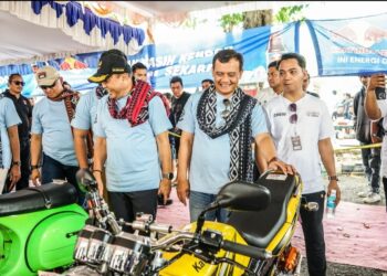 Kapolda Jateng Irjen Pol Ahmad Luthfi hadiri event 2Tak Jeparadise Fest Vol. 2 yang digelar di Obyek Wisata Pantai Kartini, Jepara pada Minggu (30/6/2024) siang. Dikegiatan tersebut, Kapolda yang turut didampingi sejumlah PJU Polda Jateng dan Forkopimda Kab. Jepara memberikan sejumlah himbauan Kamtibmas dihadapan 2000 peserta komunitas otomotif 2Tak dari berbagai daerah dan propinsi.