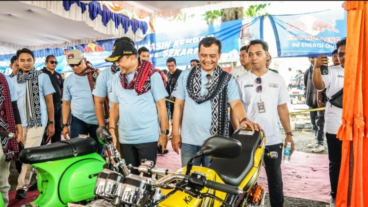 Kapolda Jateng Irjen Pol Ahmad Luthfi hadiri event 2Tak Jeparadise Fest Vol. 2 yang digelar di Obyek Wisata Pantai Kartini, Jepara pada Minggu (30/6/2024) siang. Dikegiatan tersebut, Kapolda yang turut didampingi sejumlah PJU Polda Jateng dan Forkopimda Kab. Jepara memberikan sejumlah himbauan Kamtibmas dihadapan 2000 peserta komunitas otomotif 2Tak dari berbagai daerah dan propinsi.