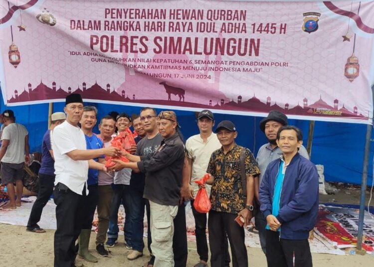 Keluarga Besar Polres Simalungun melaksanakan kegiatan penyembelihan dan pembagian daging kurban dalam rangka perayaan Hari Raya Idul Adha 1445H/2024M. Kegiatan ini berlangsung di halaman Satuan Lalu Lintas Polres Simalungun, Jl. Asahan KM.6 Desa Lestari Indah, Kecamatan Siantar, Kabupaten Simalungun, dan dipimpin langsung oleh Kapolres Simalungun, AKBP Choky Sentosa Meliala, S.I.K., S.H., M.H. Senin (17/06/2024) Pukul 10:00 Wib.