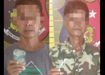 DITANGKAP: Dua pria terduga pelaku pungli, diamankan di Mapolsek Belawan, Minggu (14/7/2024), setelah ditangkap dari kawasan Simpang Kampung Salam dan Pajak Baru Belawan.(Foto Dok/Polres Belawan)