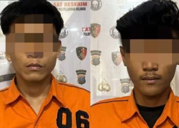DITANGKAP: Dua pria terduga pelaku penganiayaan terhadap Tio Sadewo, ditangkap Polres Pelabuhan Belawan, Selasa (16/7/2024) setelah ditangkap dari kawasan Pasar 2 Timur, Medan Marelan.(Foto Dok/Polres Belawan)