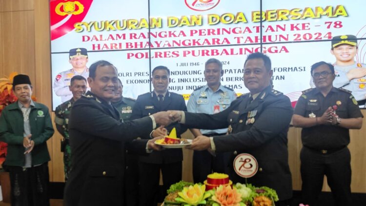 Polres Purbalingga menggelar syukuran dan doa bersama dalam rangka Hari Bhayangkara ke-78 tahun 2024. Kegiatan digelar di Aula Wicaksana Laghawa Mapolres Purbalingga, Senin (1/7/2024).
