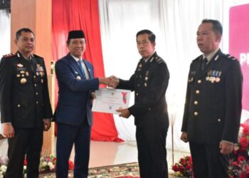 Pj Bupati Ogan Komering Ilir Ir. Asmar Wijaya, M.Si bersama jajaran Forkopimda Kabupaten OKI menghadiri upacara Hari Ulang Tahun (HUT) Bhayangkara ke 78 di Halaman Kantor Bupati OKI, Senin (1/7/24).