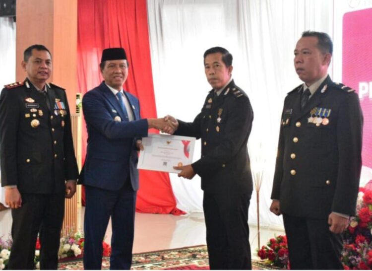 Pj Bupati Ogan Komering Ilir Ir. Asmar Wijaya, M.Si bersama jajaran Forkopimda Kabupaten OKI menghadiri upacara Hari Ulang Tahun (HUT) Bhayangkara ke 78 di Halaman Kantor Bupati OKI, Senin (1/7/24).
