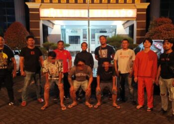 Tim BRAVO dan Team ALFA dari Polresta Manado berhasil mengamankan dua terduga pelaku penganiayaan di kawasan Malalayang. Kejadian ini bermula pada hari Jumat, tanggal 28 Juni 2024 pukul 16.40 WITA, ketika dua korban, Reven Pogantung (23 tahun) dan adiknya JP (13 tahun), mengalami penganiayaan di Jalan Kampus Bawah, Kelurahan Kleak, Kecamatan Malalayang, Sabtu (29/6/2024).