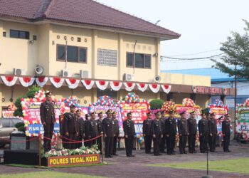 Polres Tegal Kota menggelar upacara peringatan Hari Bhayangkara ke- 78 tahun 2024. Kegiatan upacara berlangsung secara sederhana bertempat di halaman Mapolres, Senin (1/7/2024).