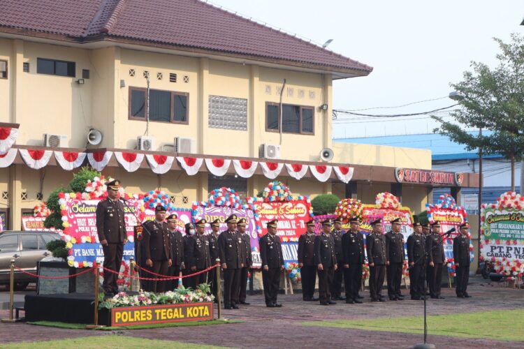 Polres Tegal Kota menggelar upacara peringatan Hari Bhayangkara ke- 78 tahun 2024. Kegiatan upacara berlangsung secara sederhana bertempat di halaman Mapolres, Senin (1/7/2024).