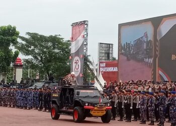 PERIKSA BARISAN: Kapolda Sumut, Komjen Pol Agung Setya Imam Effendi memeriksa barisan peserta upacara HUT ke-78 Bhayangkara di Lapangan KS Tubun Mapolda Sumut, Senin (1/7/2024). (Foto Dok/ T77)