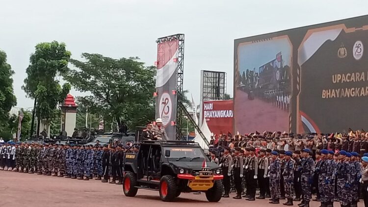 PERIKSA BARISAN: Kapolda Sumut, Komjen Pol Agung Setya Imam Effendi memeriksa barisan peserta upacara HUT ke-78 Bhayangkara di Lapangan KS Tubun Mapolda Sumut, Senin (1/7/2024). (Foto Dok/ T77)