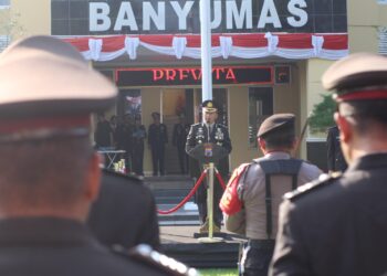Polresta Banyumas Polda Jateng merayakan Hari Ulang Tahun (HUT) Bhayangkara ke-78 dengan menggelar upacara di halaman apel Mapolresta Banyumas, Senin (1/7/2024).