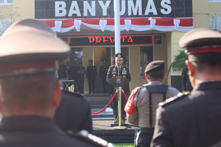 Polresta Banyumas Polda Jateng merayakan Hari Ulang Tahun (HUT) Bhayangkara ke-78 dengan menggelar upacara di halaman apel Mapolresta Banyumas, Senin (1/7/2024).