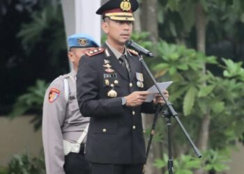 PIMPIN UPACARA: Kapolres Sergai, AKBP Oxy Yudha Pratesta pimpin upacara perayaan HUT ke-78 Bhayangkara, Senin (1/7/2024). (Foto Dok/Polres Sergai)