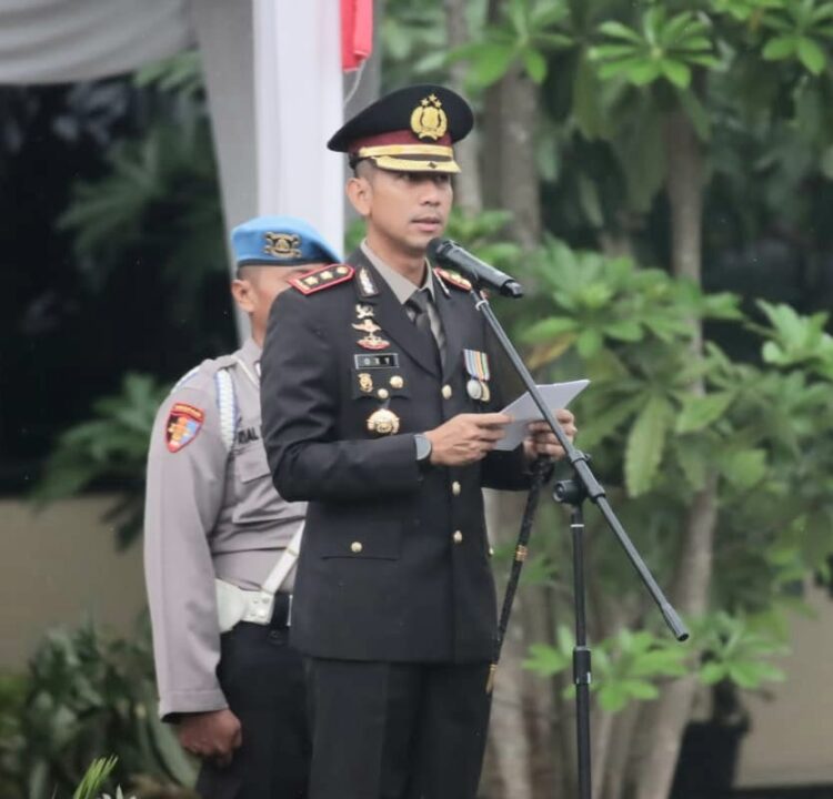 PIMPIN UPACARA: Kapolres Sergai, AKBP Oxy Yudha Pratesta pimpin upacara perayaan HUT ke-78 Bhayangkara, Senin (1/7/2024). (Foto Dok/Polres Sergai)