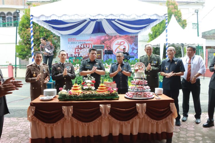 Syukuran Hari Bhayangkara ke 78 Polres Samosir dihadiri oleh Forkopimda Kabupaten Samosir Kapolres Samosir AKBP Yogie Hardiman, S.H.,S.I.K.,M.H, Bupati Samosir Vandiko Timotius Gultom S.T, Wakil Bupati Samosir Drs. Martua Sitanggang, M.M, Pabung 0210/TU Kapten G. Sebayang, Kajari Kab. Samosir Karya Graham Huta Gaol, S.H., S.Hum, Anggota DPRD Kab. Samosir Marko Kristian Simbolon, S.T, Kalapas Kelas III Pangururan Jeremia Leonta, Ketua PN balige Makmur Pakpahan,S.H., M. H, Ketua KPU Kab. Samosir Vincentius Sitinjak, Ketua Bawaslu Kab. Samosir Robinson Simarmata, ketua FKTM Kab. Samosir Obin Naibaho, Para Camat, Kapolsek, Danramil, Purnawirawan Polri dan Tamu Undangan.