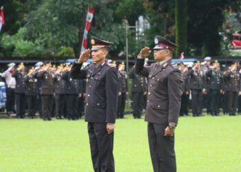 Polresta Manado Ikuti upacara dan syukuran dalam rangka peringatan Hari Ulang Tahun Bhayangkara ke-78 yang diselenggarakan di Kantor Gubernur Provinsi Sulut. Acara yang dihadiri oleh berbagai tokoh masyarakat dan pejabat pemerintah ini diawali dengan upacara bendera sebagai penghormatan kepada para pahlawan Polri, Senin (1/7/2024).