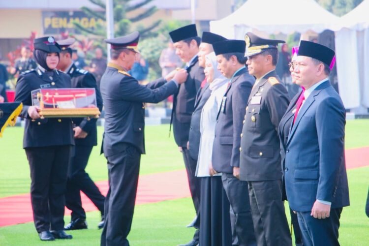 Tokoh yang mendapatkan penghargaan Kapolri diantaranya PJ GUbernur Sumsel Elen Supriyadi, Drs A Fatoni (mantan PJ Gubernur), Pangdam II Sriwijaya Mayjen M Naudi Nurdika, Kajati Sumsel DR Yulianto SH MH, Ka PT DR Moch Eka Kartika SH MHum, Ketua DPRD Prov Sumsel DR Hj RA Anita Noeringhati SH MH, Bupati Musirawas Ir Hj Ratna Machmud MM, PJ Walikota Pagar Alam G Lusapta Yudha Kurnia SE MM, Ketua DPRD Pagar Alam Jenny Syandiah MM, Bupati OKUS Popo Ali Murtopo, PJ Bupati Muara Enim DR H Ahmad Rizali, Ka PTA Palembang DR HM Sutomo, Ka PTTUN Palembang dan Sekda Prov Sumsel Ir SA Supriyono.