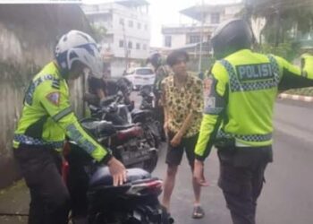 Personel Satuan Lalu Lintas Polresta Manado melaksanakan giat patroli dan penindakan pelanggaran kasat mata di wilayah hukum Polresta Manado. Lokasi yang menjadi fokus utama dalam kegiatan ini adalah Jln. Samratulangi dan Jln. A. Yani, dua jalan utama yang dikenal rawan macet, kecelakaan lalu lintas, dan pelanggaran, Minggu (30/6/2024).