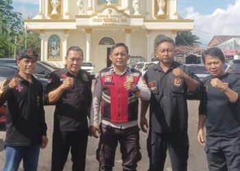 Personel Polsek Mapanget melaksanakan giat Pos Paja Somat di wilayah hukum Polsek Mapanget. Kegiatan ini bertujuan untuk memastikan kenyamanan dan keamanan jamaat yang sedang melaksanakan ibadah di gereja dan umat Muslim yang menunaikan Sholat Jumat, Minggu (30/6/2024).