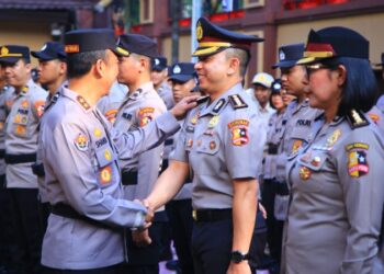 Kadiv Humas Polri Irjen. Pol. Sandi Nugroho memimpin upacara kenaikan pangkat sejumlah anggota jajaran Humas Polri. Total tujuh anggota mendapatkan kenaikan pangkat satu tingkat lebih tinggi.
