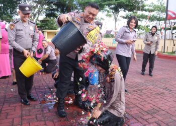 Kapolres Simalungun, AKBP Choky Sentosa Meliala, S.I.K., S.H., M.H., memimpin upacara Laporan Kenaikan Pangkat dan Pelepasan Purnabakti Personel Polres Simalungun periode 1 Juli 2024. Acara ini berlangsung mulai pukul 09:00 Wib hingga selesai di Lapangan Apel Mako Polres Simalungun, Jalan Jhon Horailam Saragih, Kecamatan Raya, Kabupaten Simalungun.