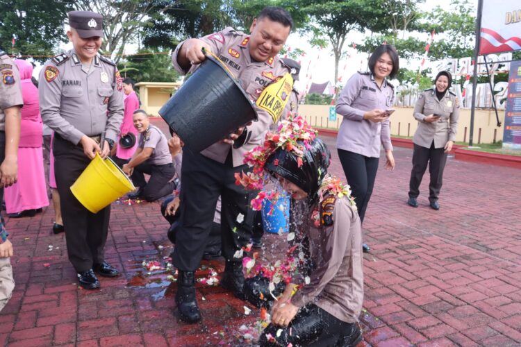 Kapolres Simalungun, AKBP Choky Sentosa Meliala, S.I.K., S.H., M.H., memimpin upacara Laporan Kenaikan Pangkat dan Pelepasan Purnabakti Personel Polres Simalungun periode 1 Juli 2024. Acara ini berlangsung mulai pukul 09:00 Wib hingga selesai di Lapangan Apel Mako Polres Simalungun, Jalan Jhon Horailam Saragih, Kecamatan Raya, Kabupaten Simalungun.