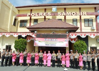 Sebanyak 15 (lima belas) orang personil Bintara Polres Samosir resmi dinaikkan pangkat setingkat lebih tinggi dalam upacara Korps Raport yang digelar di Lapangan Mako Polres Samosir. Selasa, (02/07/2024). Upacara ini dipimpin oleh Kapolres Samosir AKBP Yogie Hardiman, S.H., S.I.K., M.H., dan dihadiri oleh pejabat utama Polres Samosir, para Kapolsek, personil Polres, personil Polsek jajaran, Ketua Bhayangkari Cabang Samosir Ny Widia Hardiman beserta pengurus Bhayangkari Cabang Samosir.