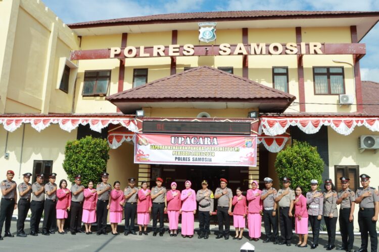 Sebanyak 15 (lima belas) orang personil Bintara Polres Samosir resmi dinaikkan pangkat setingkat lebih tinggi dalam upacara Korps Raport yang digelar di Lapangan Mako Polres Samosir. Selasa, (02/07/2024). Upacara ini dipimpin oleh Kapolres Samosir AKBP Yogie Hardiman, S.H., S.I.K., M.H., dan dihadiri oleh pejabat utama Polres Samosir, para Kapolsek, personil Polres, personil Polsek jajaran, Ketua Bhayangkari Cabang Samosir Ny Widia Hardiman beserta pengurus Bhayangkari Cabang Samosir.