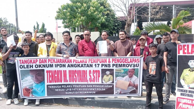 TMH: Tengku Muhammad Husyairi - SAMPAIKAN TUNTUTAN: Harmudia Syahputra didampingi pengacaranya Henry Pakpahan, SH dan Erwin Purba, SH bersama puluhan mahasiswa yang tergabung dalam Forum Diskusi Mahasiswa menyampaikan tuntutan saat melakukan aksi demo di Mapolda Sumut, Selasa (2/7/2024). (Foto: Dok/ T77)