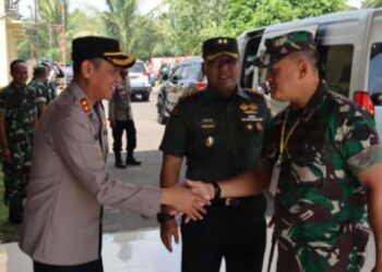 Kapolres OKI AKBP Hendrawan Susanto SH SIK beserta jajaran pejabat utama Polres OKI menyambut kunjungan dari Seskoad, Selasa (2/7/2024). Rombongan Seskoad yang dipimpin Kolonel Kav. Hendra Setiawan N. SH MH tiba di Mapolres OKI sekitar pukul 13.30 WIB.