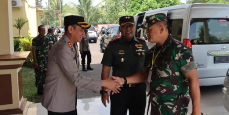 Kapolres OKI AKBP Hendrawan Susanto SH SIK beserta jajaran pejabat utama Polres OKI menyambut kunjungan dari Seskoad, Selasa (2/7/2024). Rombongan Seskoad yang dipimpin Kolonel Kav. Hendra Setiawan N. SH MH tiba di Mapolres OKI sekitar pukul 13.30 WIB.