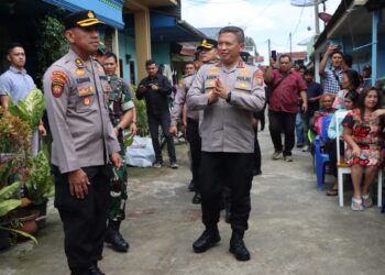 BERKUNJUNG: Kapolda Sumatera Utara, Komjen Pol Agung Setya Imam Effendi, mengunjungi keluarga korban di Kabupaten Karo, Minggu (30/6/2024) lalu. (Foto Dok/ Polda Sumut)
