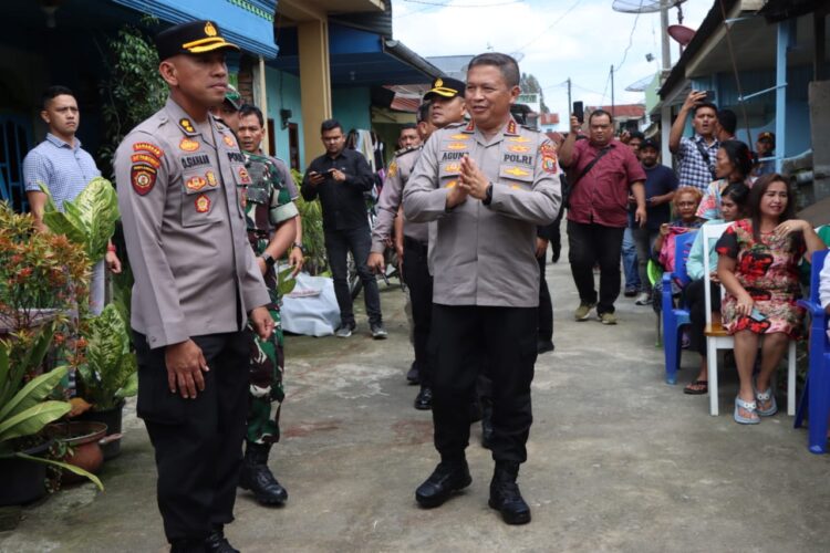 BERKUNJUNG: Kapolda Sumatera Utara, Komjen Pol Agung Setya Imam Effendi, mengunjungi keluarga korban di Kabupaten Karo, Minggu (30/6/2024) lalu. (Foto Dok/ Polda Sumut)