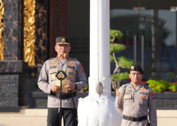 BERI UCAPAN SELAMAT: Kapolda Sumut Komjen Pol Agung Setya Imam Effendi memberikan ucapan selamat kepada personel Polda Sumut yang naik pangkat di Lapangan KS Tubun, Mapolda Sumut, Selasa (2/7/2024). (Foto Dok/ Polda Sumut)