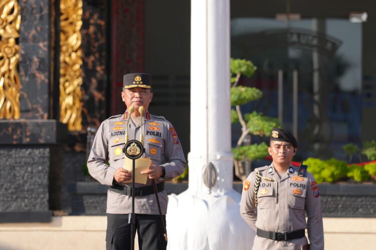 BERI UCAPAN SELAMAT: Kapolda Sumut Komjen Pol Agung Setya Imam Effendi memberikan ucapan selamat kepada personel Polda Sumut yang naik pangkat di Lapangan KS Tubun, Mapolda Sumut, Selasa (2/7/2024). (Foto Dok/ Polda Sumut)
