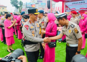 Kapolda Sumsel Irjen A Rachmad Wibowo menerima korps raport kenaikan pangkat periode 1 Juli 2024 sebanyak 855 orang. Korps raport kenaikan pangkat diselenggarakan melalui prosesi upacara yang digelar dimako Polda Sumsel Jalan P Sudirman Palembang pada Selasa (02/07/2024).