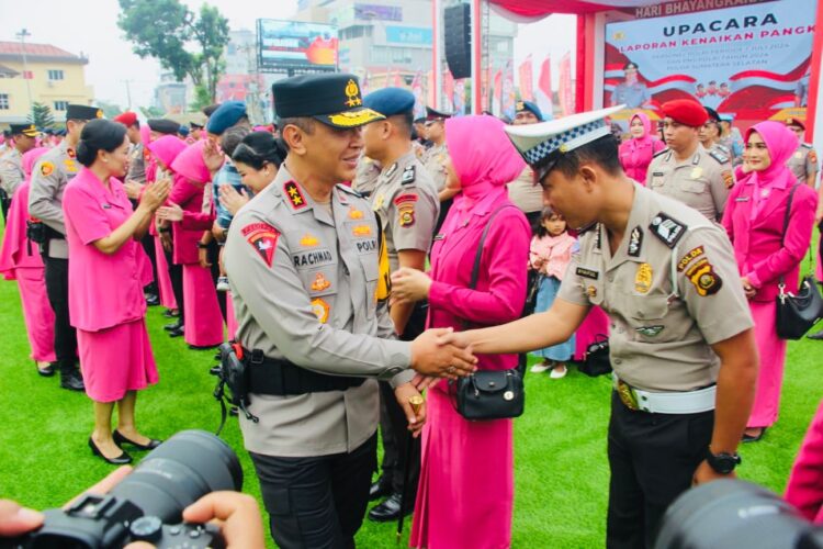 Kapolda Sumsel Irjen A Rachmad Wibowo menerima korps raport kenaikan pangkat periode 1 Juli 2024 sebanyak 855 orang. Korps raport kenaikan pangkat diselenggarakan melalui prosesi upacara yang digelar dimako Polda Sumsel Jalan P Sudirman Palembang pada Selasa (02/07/2024).