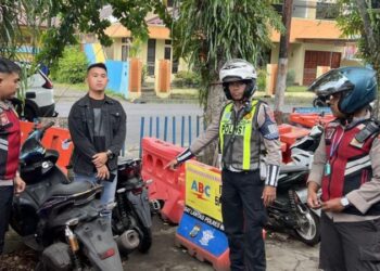 Polresta Manado kembali melakukan patroli rutin di berbagai wilayah rayon mereka untuk memastikan keamanan dan ketertiban masyarakat. Salah satu kegiatan yang dilakukan adalah operasi hunting terhadap kendaraan bermotor yang tidak dilengkapi dengan Tanda Nomor Kendaraan Bermotor (TNKB), Selasa (2/7/2024).