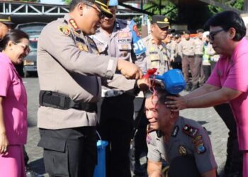 Kapolresta Manado memimpin upacara kenaikan pangkat anggota Polri periode 1 Juli 2024 yang dilaksanakan di halaman apel Mako Polresta Manado. Upacara ini dihadiri oleh seluruh jajaran Polresta Manado dan keluarga para anggota yang menerima kenaikan pangkat, Selasa (2/7/2024).