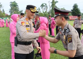 Polres Ogan Ilir menggelar upacara laporan kenaikan pangkat yang dihadiri oleh Waka polres ogan ilir kompol Helmi A, SH dan seluruh jajaran dan personel Polres ogan Ilir, serta dihadiri oleh Ketua dan Pengurus Bhayangkari Cabang Ogan Ilir. Acara yang berlangsung di Halaman Utama Polres Ogan Ilir ini dipimpin langsung oleh Kapolres Ogan Ilir, AKBP Andi Baso Rahman, SH., SIK., M.Si., sebagai inspektur upacara.