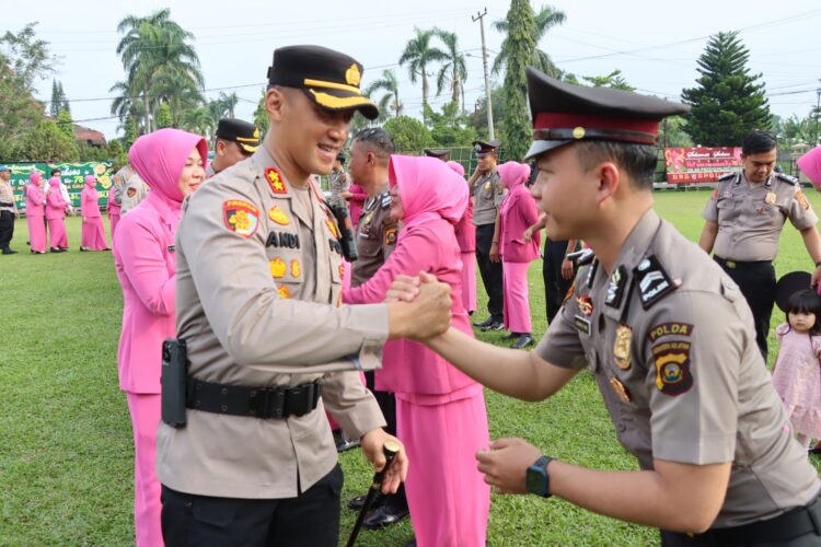 Polres Ogan Ilir menggelar upacara laporan kenaikan pangkat yang dihadiri oleh Waka polres ogan ilir kompol Helmi A, SH dan seluruh jajaran dan personel Polres ogan Ilir, serta dihadiri oleh Ketua dan Pengurus Bhayangkari Cabang Ogan Ilir. Acara yang berlangsung di Halaman Utama Polres Ogan Ilir ini dipimpin langsung oleh Kapolres Ogan Ilir, AKBP Andi Baso Rahman, SH., SIK., M.Si., sebagai inspektur upacara.