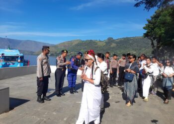 Rabu Pagi Pukul 09:00 Wib, Polres Samosir melaksanakan pengamanan kegiatan Festival Wisata Edukasi Leluhur Batak yang diselenggarakan oleh Komunitas Rumah Hela Simullop di Kelurahan Siogung-ogung Kecamatan Pangururan Kabupaten. Rabu (03/07/2024)