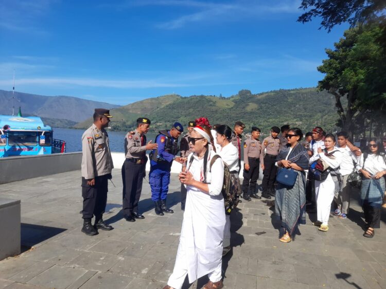 Rabu Pagi Pukul 09:00 Wib, Polres Samosir melaksanakan pengamanan kegiatan Festival Wisata Edukasi Leluhur Batak yang diselenggarakan oleh Komunitas Rumah Hela Simullop di Kelurahan Siogung-ogung Kecamatan Pangururan Kabupaten. Rabu (03/07/2024)