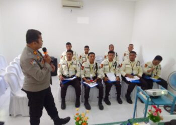 PT. CLMN Indralaya Utara menjadi saksi dari kegiatan pelatihan dan pembinaan yang digelar oleh Satuan Binmas Polres Ogan Ilir untuk meningkatkan kemampuan satuan pengamanan (Satpam). Acara yang dipimpin langsung oleh Kasat Binmas beserta timnya ini bertujuan untuk memperkuat peran aktif Satpam dalam menjaga keamanan dan ketertiban masyarakat (Kamtibmas) di wilayah tersebut.