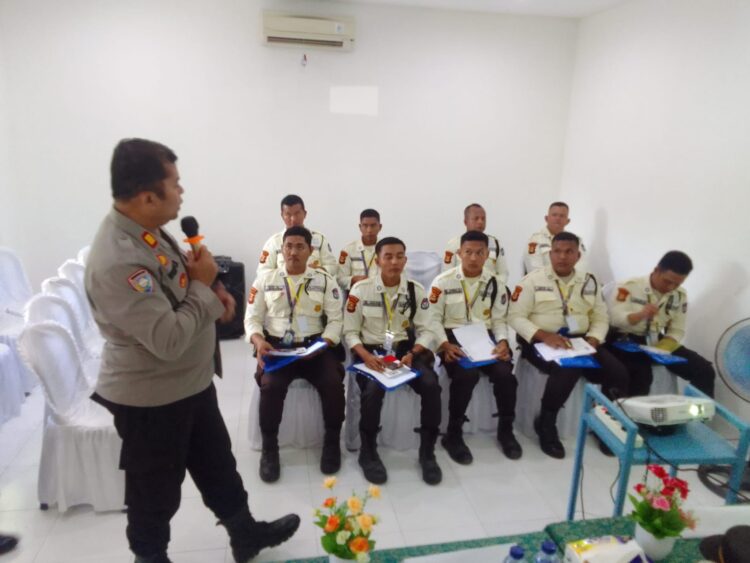 PT. CLMN Indralaya Utara menjadi saksi dari kegiatan pelatihan dan pembinaan yang digelar oleh Satuan Binmas Polres Ogan Ilir untuk meningkatkan kemampuan satuan pengamanan (Satpam). Acara yang dipimpin langsung oleh Kasat Binmas beserta timnya ini bertujuan untuk memperkuat peran aktif Satpam dalam menjaga keamanan dan ketertiban masyarakat (Kamtibmas) di wilayah tersebut.