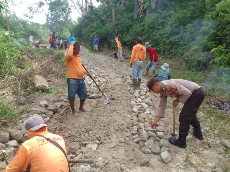 Berlokasi di Dusun II Desa Harian Kecamatan Onanrunggu Kabupaten Samosir, dilakukan perbaikan jalan desa yang menghubungkan Desa Harian Kecamatan Onanrunggu dengan Desa Toguan Galung, Kecamatan Nainggolan. Kegiatan ini dilaksanakan oleh Bhabinkamtibmas Polsek Onanrunggu, Pemerintah Desa dan masyarakat dari kedua desa. Kamis (04/07/2024).