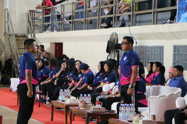 Pengurus Daerah Bhayangkari Sulawesi Utara menggelar pertandingan bola voli Bhayangkari Cup, dalam rangka Hari Kesatuan Gerak Bhayangkari (HKGB) ke-72. Pertandingan digelar di Gedung KONI Sario Manado, 3-4 Juli 2024, diikuti oleh 17 tim dari seluruh cabang Bhayangkari se-daerah Sulawesi Utara.