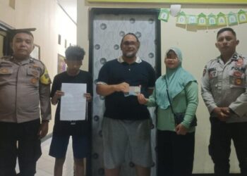 Aiptu R. Bandola, anggota BhabinKamtibmas Kelurahan Paniki dari Polsek Mapanget, berhasil melaksanakan giat problem solving terkait kasus pencurian yang terjadi di wilayah tersebut. Dalam upaya menjaga keamanan dan ketertiban di masyarakat, Aiptu R. Bandola menunjukkan dedikasi tinggi dengan terjun langsung menangani kasus yang melibatkan seorang warga yang diduga melakukan pencurian, Rabu (3/7/2024).