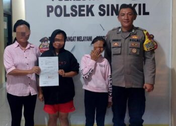 Bhabinkamtibmas Polsek Singkil berhasil menyelesaikan kasus penganiayaan terhadap anak di bawah umur yang terjadi di wilayah hukumnya. Peristiwa tersebut menarik perhatian masyarakat setempat dan menimbulkan kekhawatiran akan keamanan anak-anak di lingkungan sekitar, Rabu (3/7/2024).