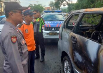 Polsek Tikala segera mendatangi dan mengamankan Tempat Kejadian Perkara (TKP) kecelakaan lalu lintas yang melibatkan tiga kendaraan di Jalan Raya Tikala pada hari Rabu, 3 Juli 2024. Kecelakaan tersebut terjadi sekitar pukul 14.00 WITA dan melibatkan mobil Avanza berwarna silver dengan nomor polisi DB 1020 AV, mobil Kijang merah dengan nomor polisi DB 1432 CO, serta sebuah bus Dinas Angkatan Udara berwarna biru dengan nomor plat 5461-02, Rabu (3/7/2024).